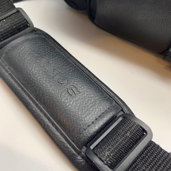 Sony HandyCam LCS-VA3 Leather Carrying Case Bag with Manuals and Extras - Picture 4 of 16